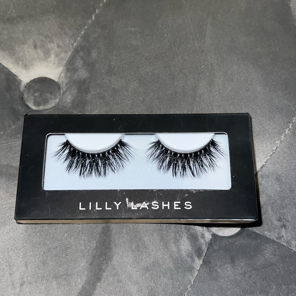 Fake lashes